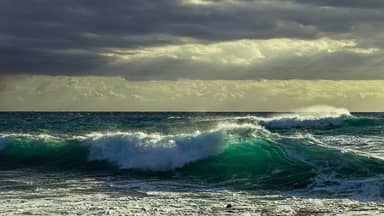 wave spectacular smashing sky  